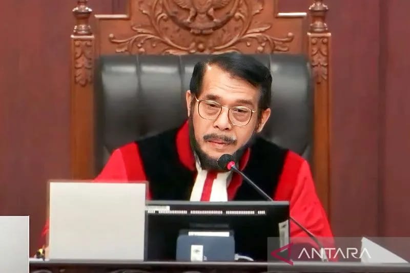 Tangkapan layar - Ketua Majelis Hakim Mahkamah Konstitusi Anwar Usman dalam sidang pembacaan putusan, dipantau dari kanal YouTube Mahkamah Konstitusi RI, di Jakarta, Jumat (14/4/2023). (Ist)