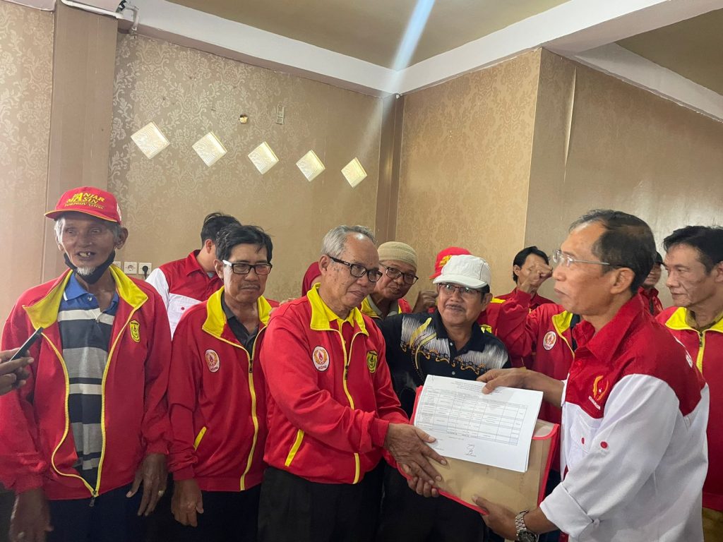 Penyerahan bonus atlet kota Banjarmasin yang telah mempersembahkan medali pada ajang Porprov Kalsel 2022. (Ist)