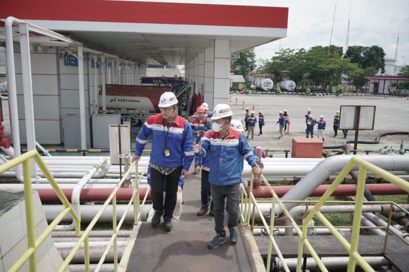 Eksekutif GM PT Pertamina Patra Niaga Taufiq Setyawan di Terminal BBM Terpadu Balikpapan, memastikan distribusi BBM dan LPG lancar ke titik-titik penyaluran. (Ist)