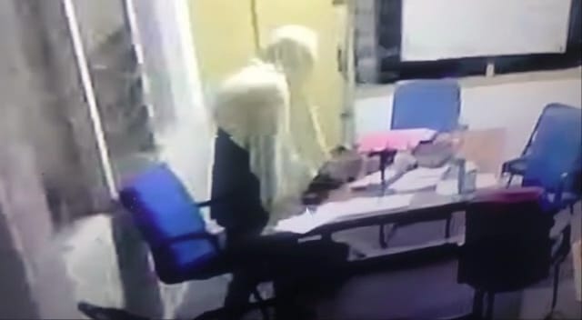 Aksi pencurian itu terekam kamera CCTV Kantor LBH Samarinda. (Ist)