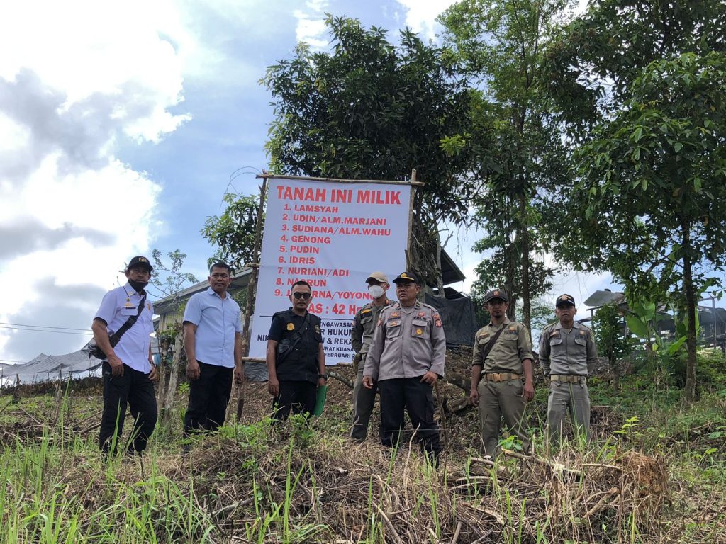 Pembongkaran spanduk diatas tanah aset pemerintah daerah di Kecamatan Sepaku, Kabupaten PPU. (Ist)