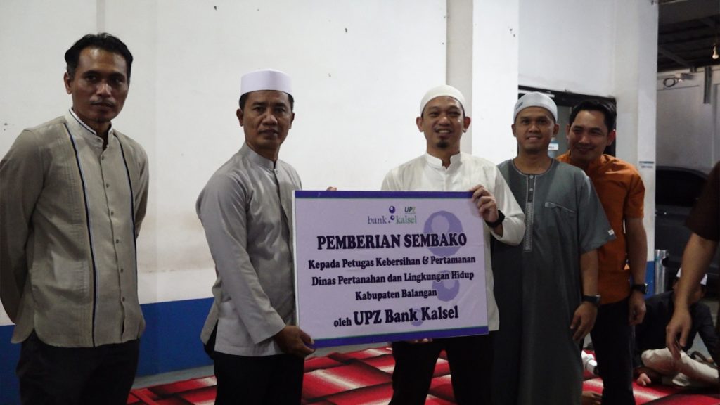 Bank Kalsel Cabang Paringin serahkan paket sembako. (Ist)