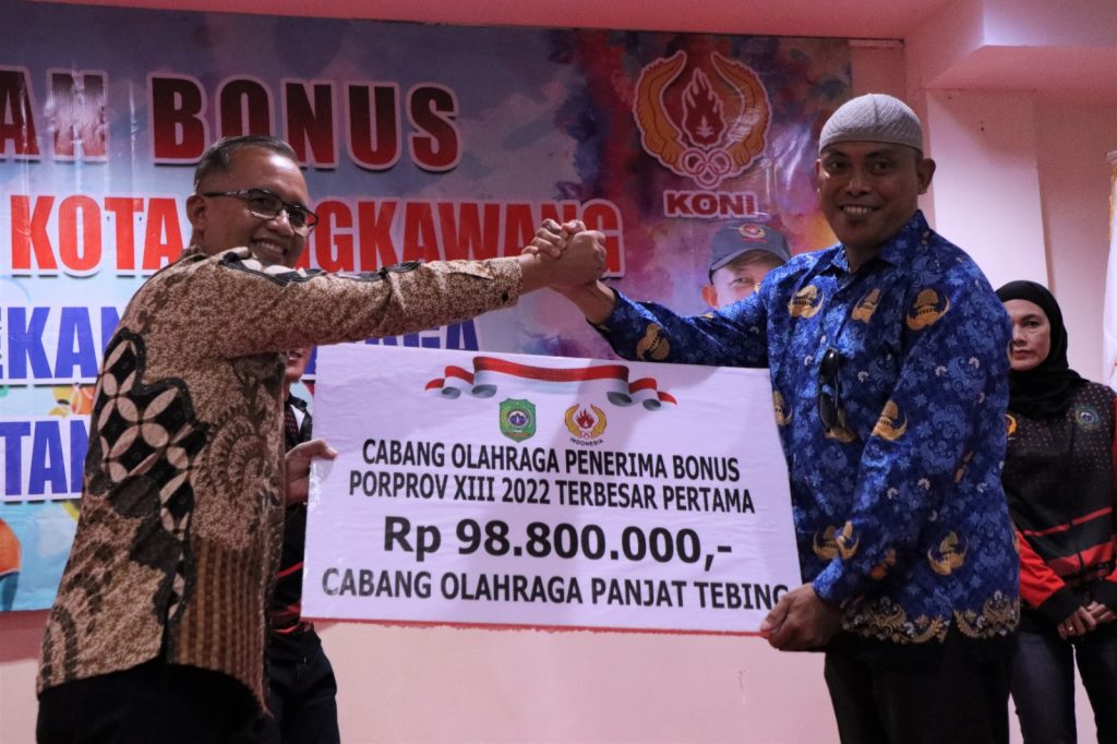 Pemberian Bonus Peraih Medali Porprov Kalbar. (Ist)