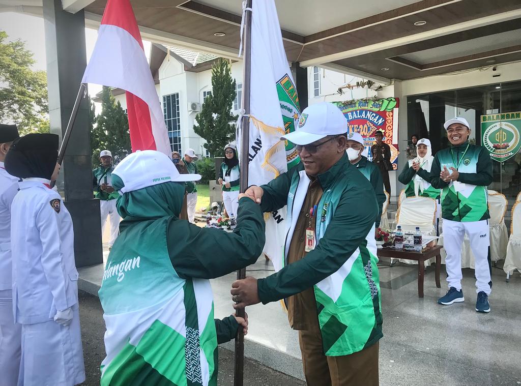 Sekretaris Daerah Kabupaten Balangan, Sutikno resmi melepas kontingen atlet POPDA Kalsel. (Ist)
