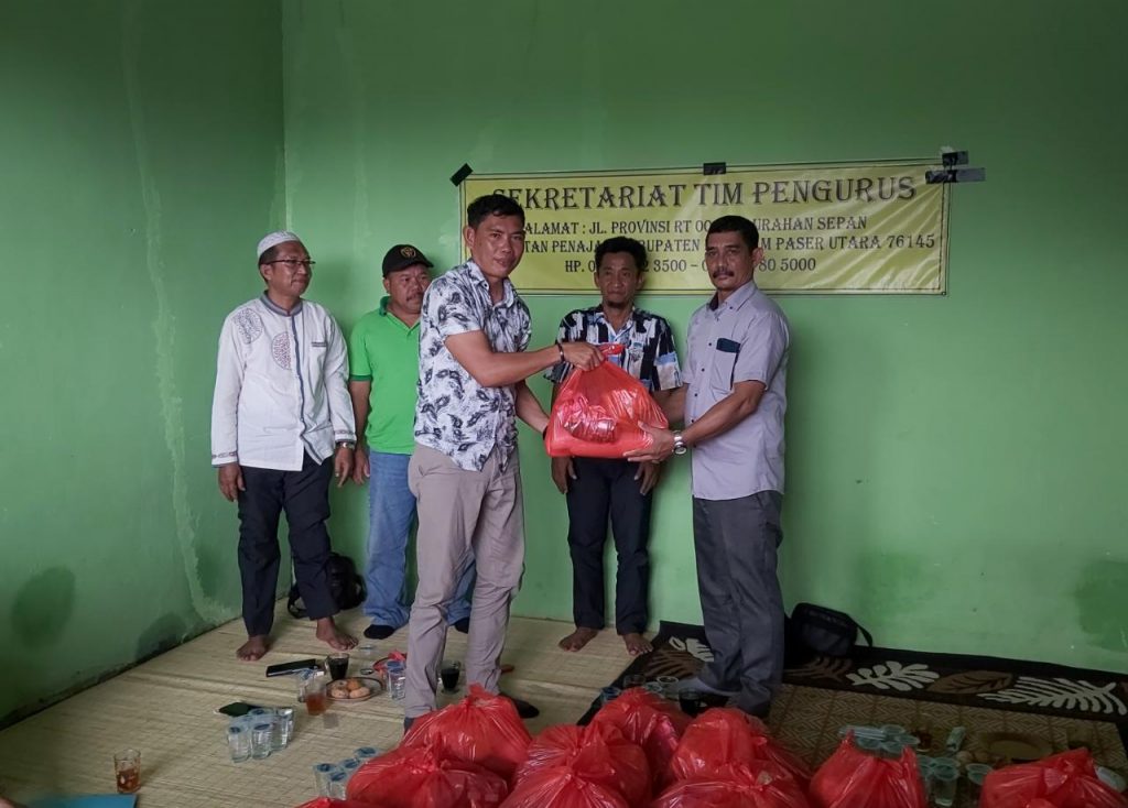 Pemberian bantuan oleh Sat Intelkam Polres PPU. (Ist)