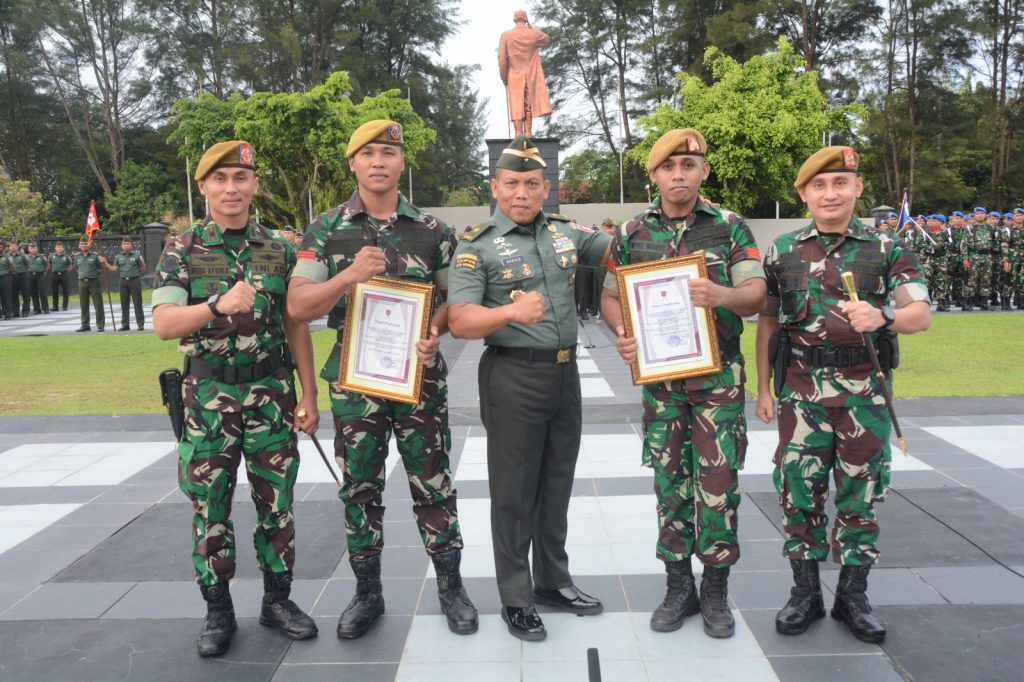 Kasdam VI/Mulawarman Brijen TNI Susilo menyerahkan piagam penghargaan. (Ist)