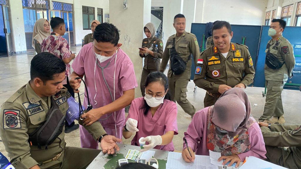 75 personil Satpol PP Kabupaten PPU mengikuti pemeriksaan kesehatan Penyakit Tidak Menular. (ESY)
