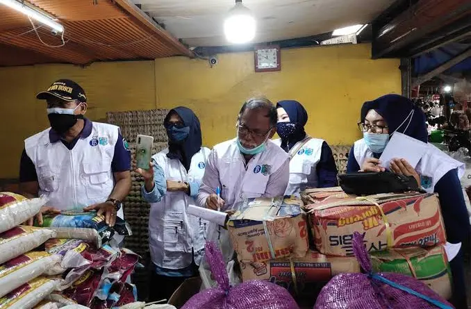 Disperindagkop Kabupaten Paser memantau perkembangan harga bahan pokok. (Ist)