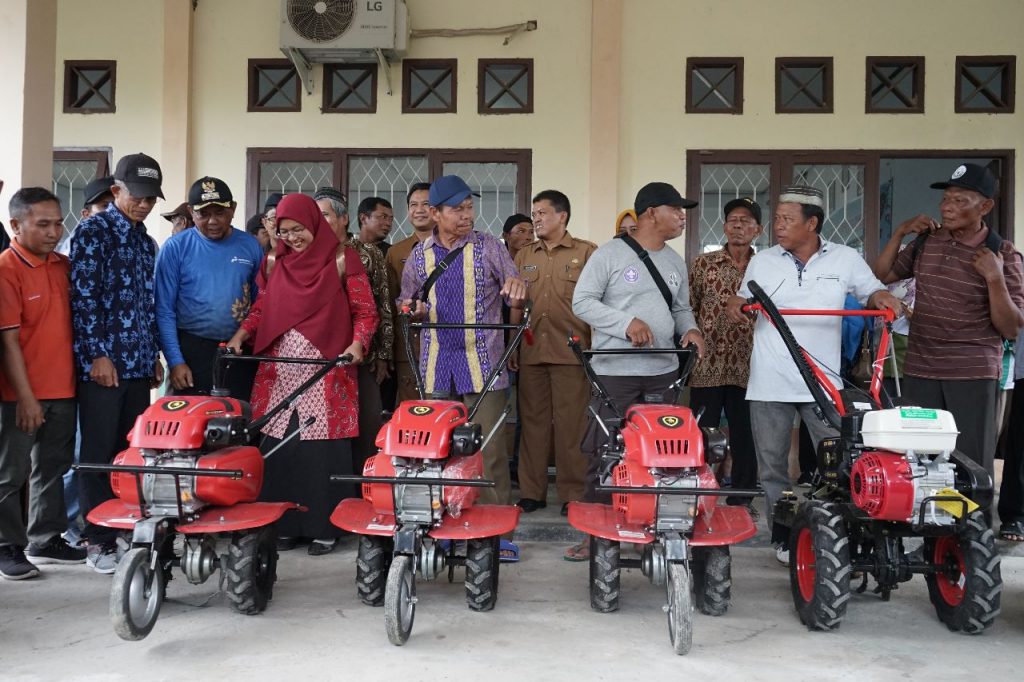 menyerahkan secara simbolis puluhan bantuan Alat mesin pertanian (Alsintan)