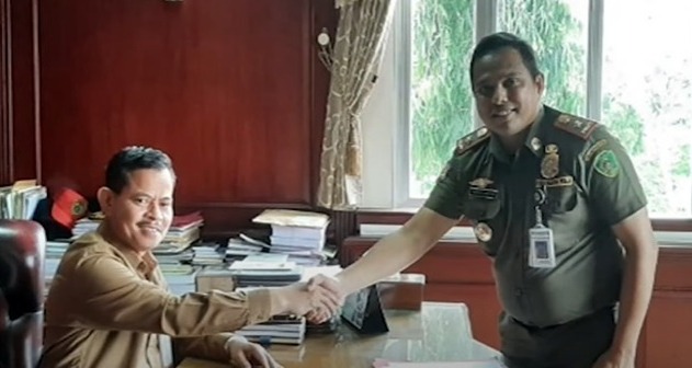 Kepala Bidang Trantibum Satpol PP Kabupaten PPU Abdul Gapur berama Sekda Kabupaten PPU, Tohar. (Ist)