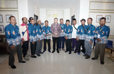 Bupati Fahmi Fadli bersama peserta Penas Kabupaten Paser. (Ist)