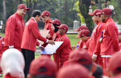 Presiden Joko Widodo (Jokowi) memberikan bonus senilai Rp320,5 miliar kepada atlet, pelatih, dan asisten pelatih Para Games. (Ist)