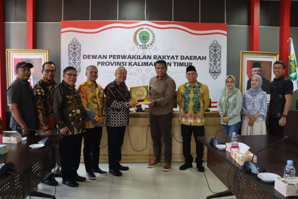 Bapemperda DPRD Kaltim saat menerima kunjungan Bapemperda DPRD Riau. (Ist)