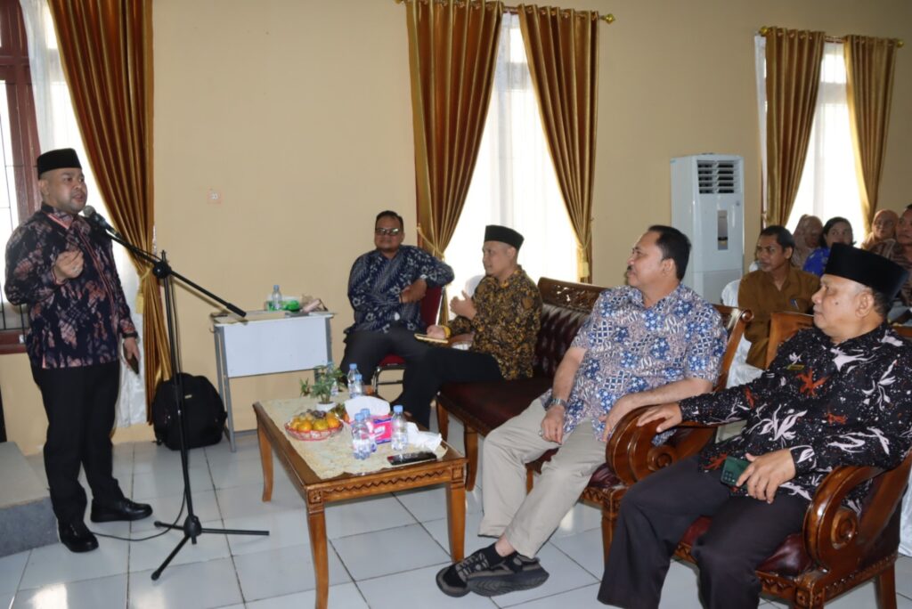 Akhmed Reza Fachlevi bersama Salehuddin saat menghadiri acara perpisahan Kepala Cabang Dinas (Kacabdin) Wilayah III Muhtar Lubis. (Ist)