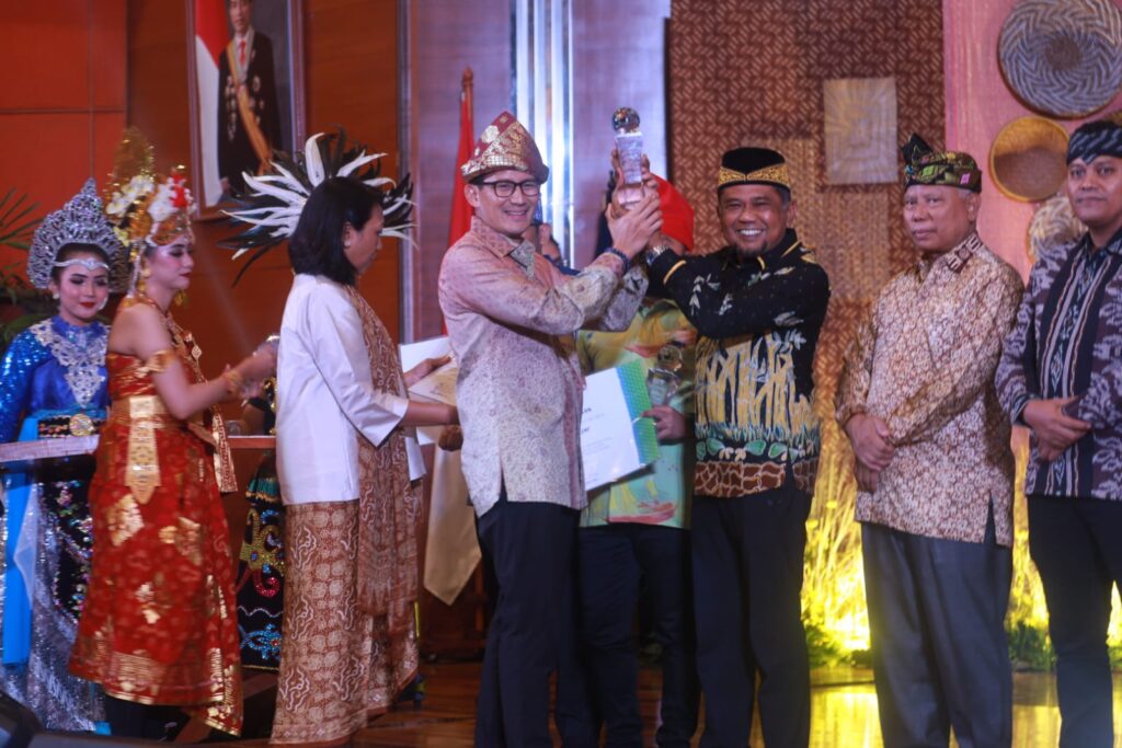 Bupati PPU, Hamdam Pongrewa saat menerima penghargaan. (Ist)