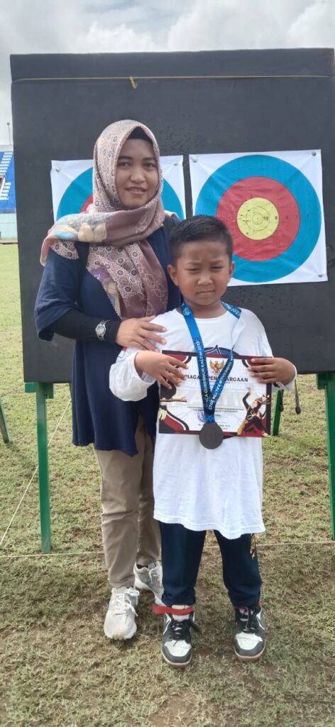 Ariza Muhammad Faeyza Akbar salah satu Atlit panahan yang tergabung dalam Club X Archery. (Ist)