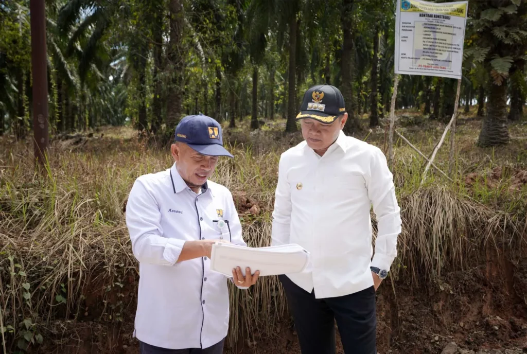 Bupati Paser dr. Fahmi Fadli (kanan) bersama Kepala Bidang Bina Marga DPUTR Paser saat meninjau pengerjaan ruas jalan Simpang Batu – Laburan – Lori. (Ist)