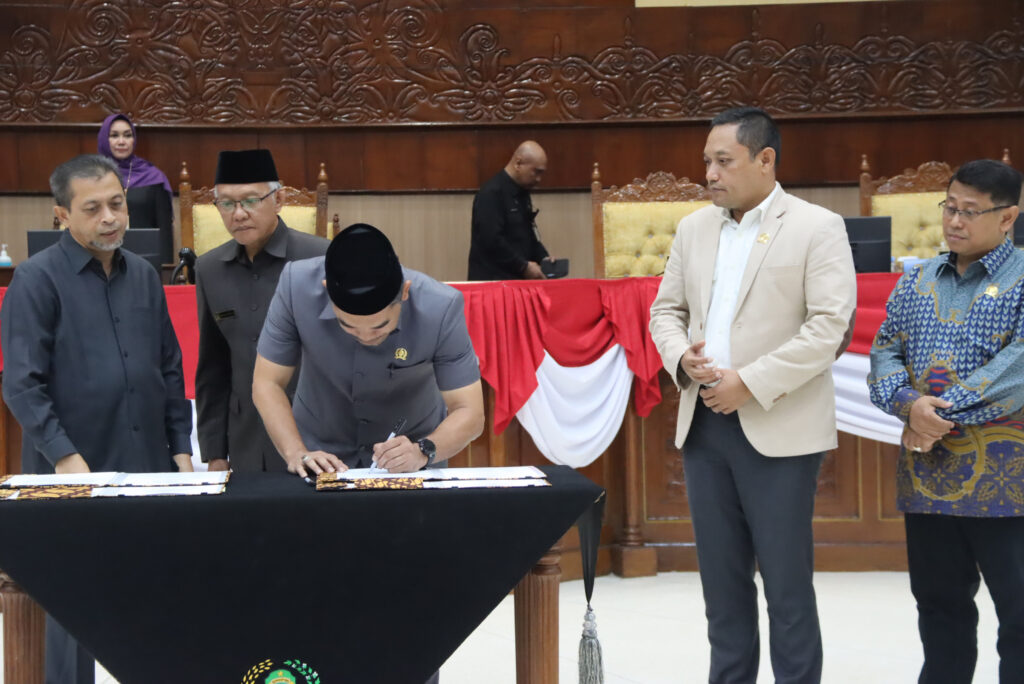 Wakil Gubernur Kaltim bersama Pimpinan DPRD Kaltim menandatangani kesepakatan Perubahan KUA-PPAS 2023 dan KUA-PPAS 2024. (Ist)