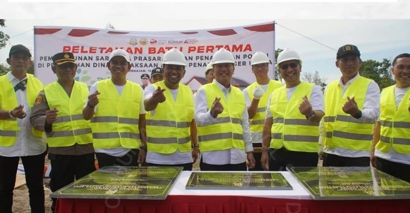 Peletakan batu pertama pembangunan Masjid dan penanaman pohon di Perumahan Dinas Kejaksaan Negeri (Kajari) Kabupaten PPU. (Ist)