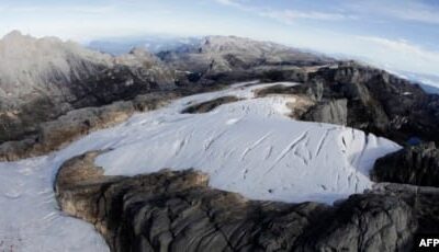 Endapan gletser di pegunungan Puncak Jaya di dataran tinggi tengah Papua. (DAVID CHRISTENSON / PAPUA PROJECT FREEPORT MCMORAN / AFP)