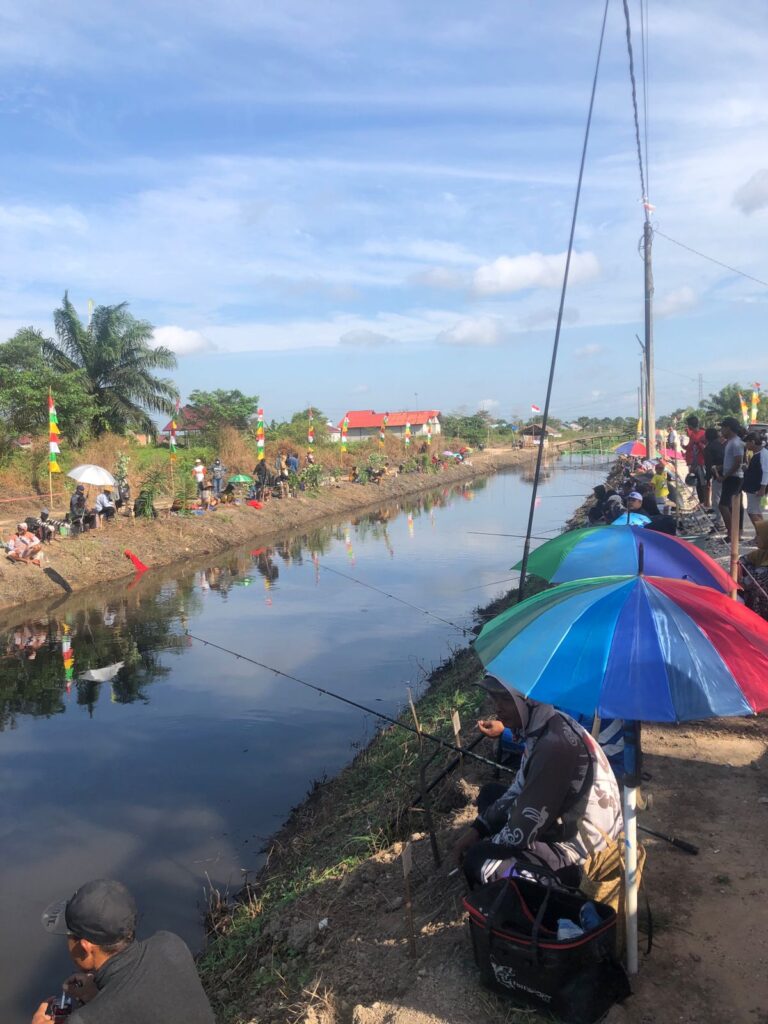 Lomba mancing di Kelurahan Petung. (Ist)