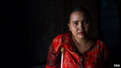 Rasminah dan dua korban kawin anak berhasil memperjuangkan kenaikan batas usia kawin anak perempuan menjadi 19 tahun dari 16 tahun untuk mencegah kawin anak. (Foto: VOA)