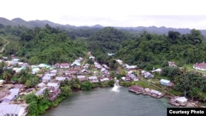Lanskap desa Balayon di kecamatan Liang, Banggai Kepulauan, Sulawesi Tengah, Indonesia dengan latar hutan pegunungan di ekosistem karst. (Foto: Ichonk/Perkumpulan Salanggar)