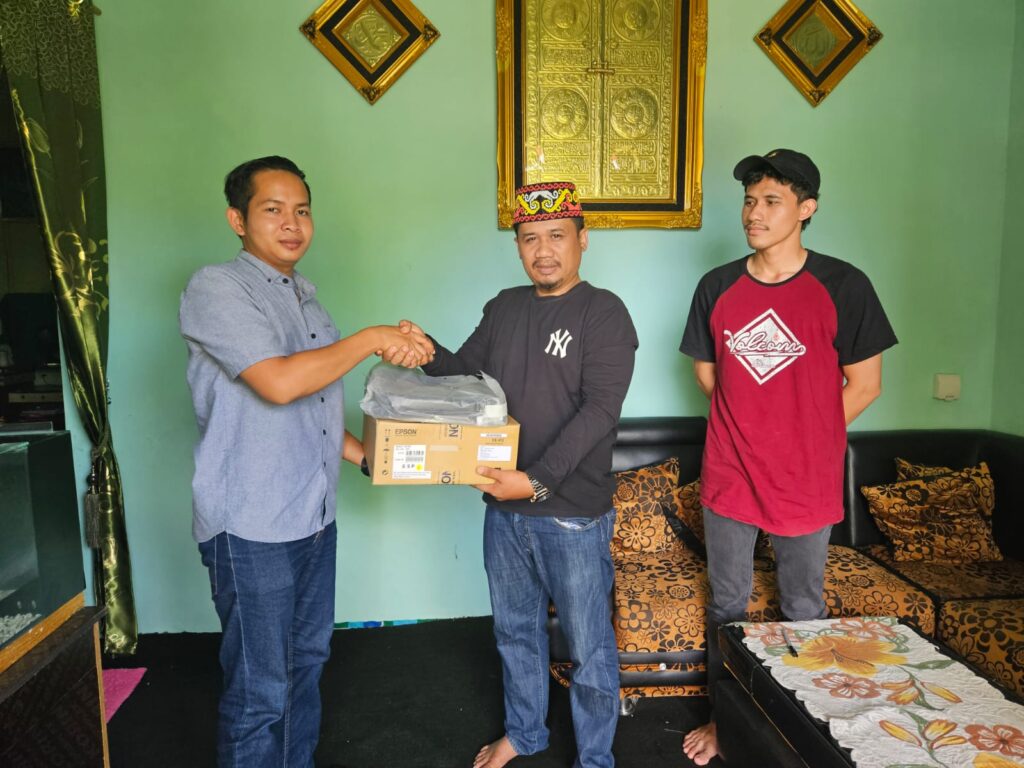 Sat Intelkam Polres PPU memberikan 1 Unit Proyektor Epson EB-X51 ke Pelor AK3 Kabupaten PPU. (Ist)