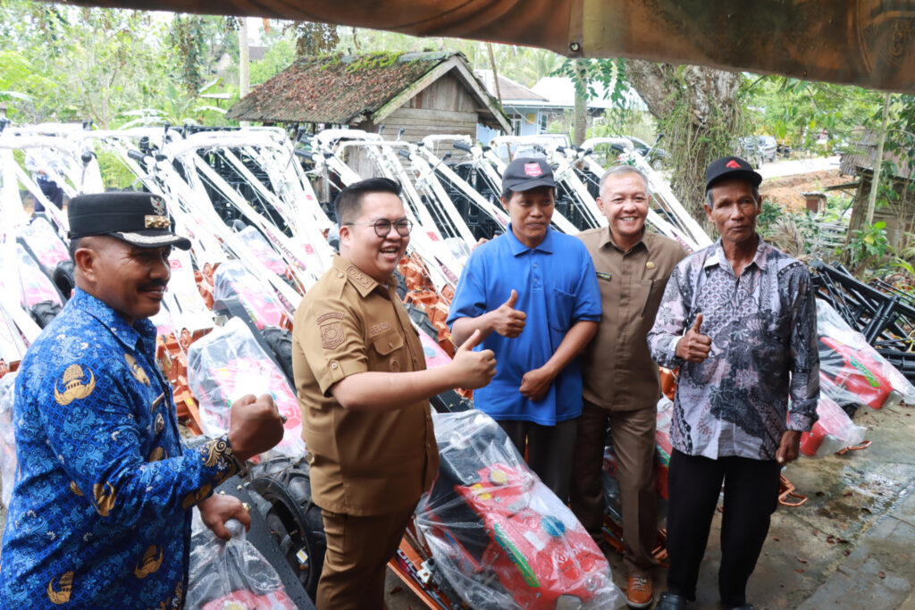 Wakil Ketua DPRD Kaltim Muhammad Samsun bersama Wakil Bupati Kukar Rendi Solihin saat menyerahkan bantuan berupa Alat dan Mesin Pertanian (Alsintan) kepada Petani. (Ist)