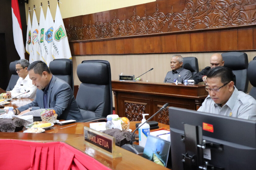 Nidya Listiyono selaku Ketua Pansus Pembahas Ranperda tentang Pengelolaan Keuangan Daerah saat menyampaikan laporan akhir pansus. (Ist)