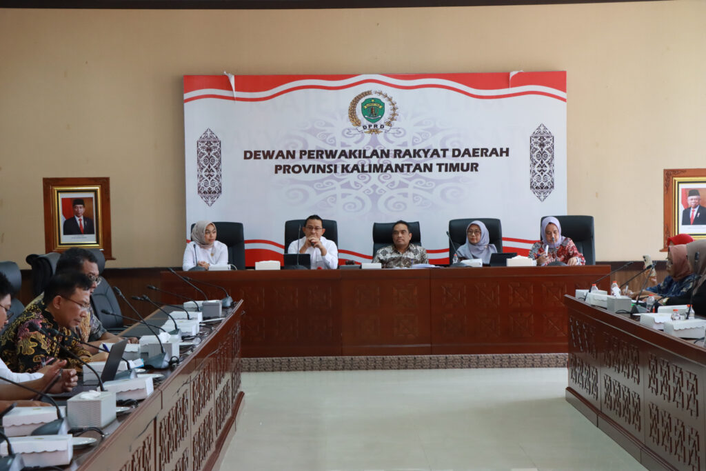 Komisi II DPRD Kaltim saat memfasilitasi pertemuan antara Pemprov Kaltim dengan Warga Perumahan Korpri Loa Bakung. (Ist)
