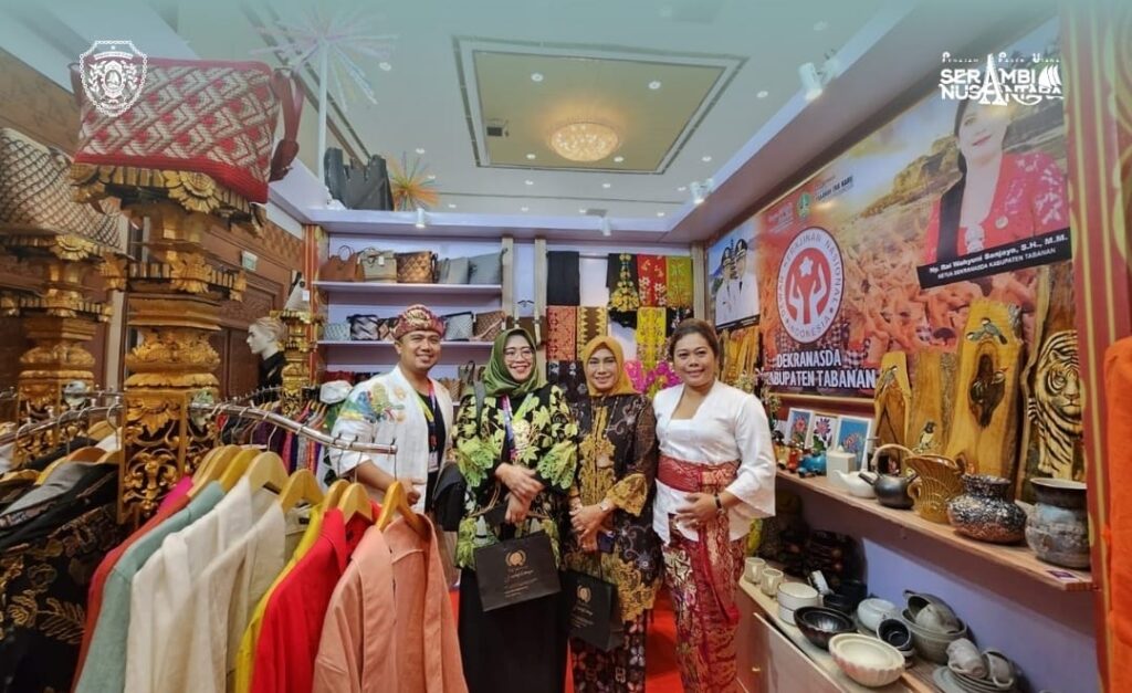 Ketua Tim Dekranasda Kabupaten PPU, Satriyani Sirajuddin Hamdam hadiri Pameran Karyanusa. (Ist)