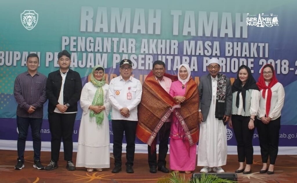 Penjabat (PJ) Bupati Penajam Paser Utara (PPU), Makmur Marbun bersama Bupati Hamdam. (Ist)