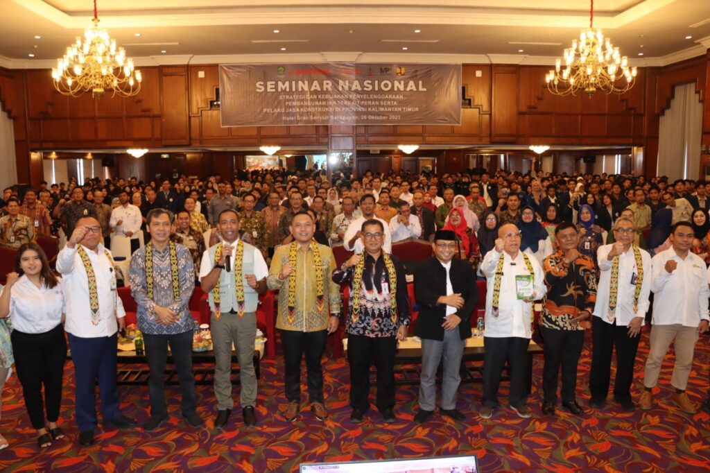 SEMINAR: Wakil Ketua DPRD Kaltim Seno Aji saat mengikuti acara Seminar Nasional di Ballroom Hotel Gran Senyiur Balikpapan. (Ist)