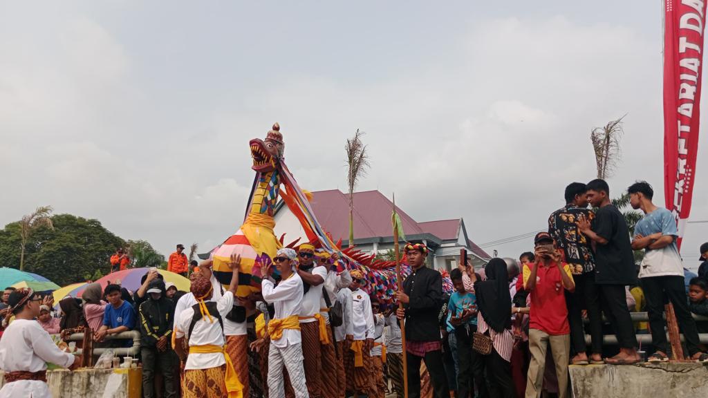 Mengulur Naga Laki dan Naga Bini dari Kecamatan Tenggarong ke Kutai Lama di Kecamatan Anggana. (Ist)