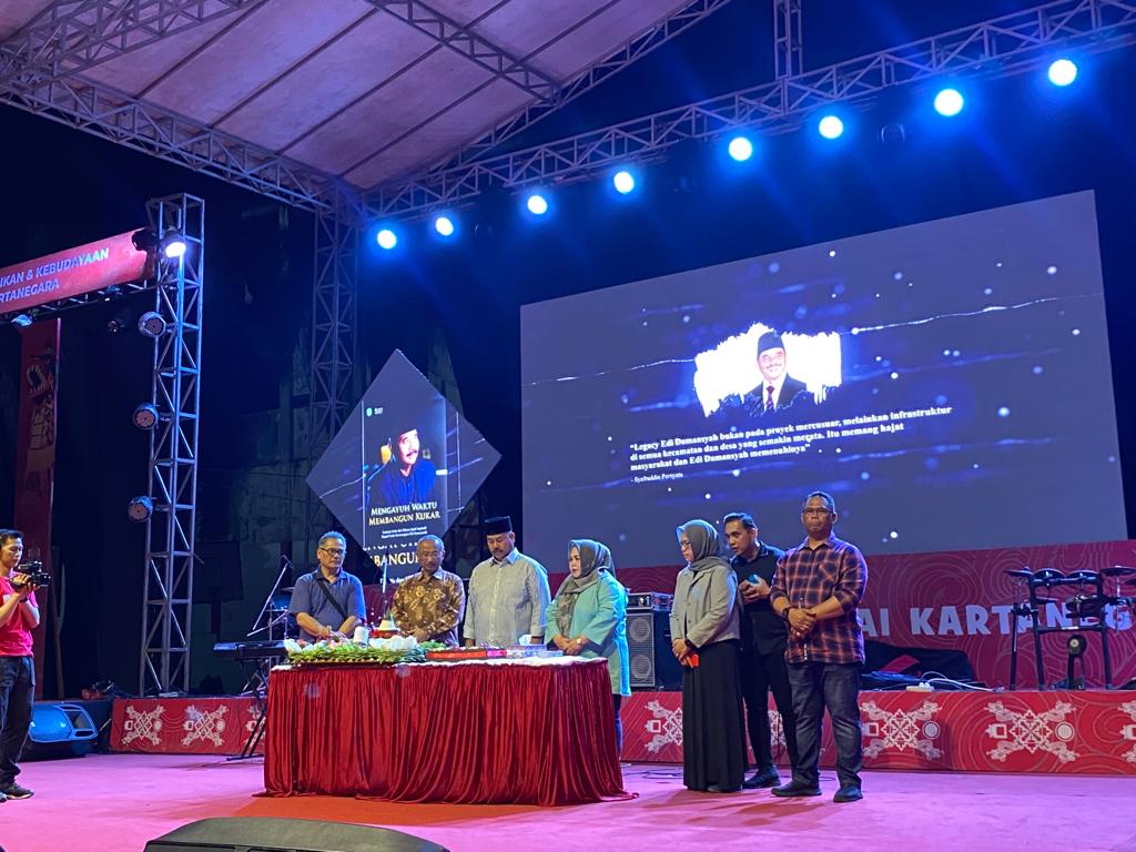 Bupati Edi Damansyah melakukan pemotongan tumpeng tanda di tutupnya Expo Erau Adat Pelas Benua 2023. (Ist)