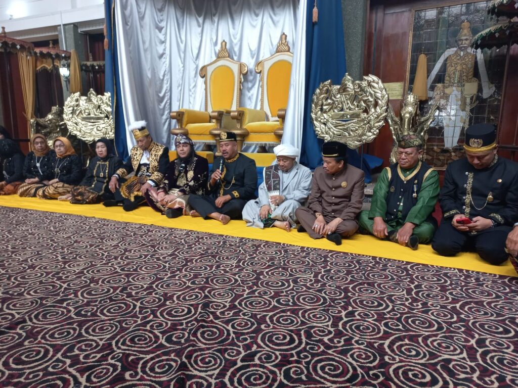 Bupati Kukar Edi Damansyah saat menghadiri perebahan Tiang Ayu, akhir dari rangkaian Erau Adat Pelas Benua 2023. (Ist)