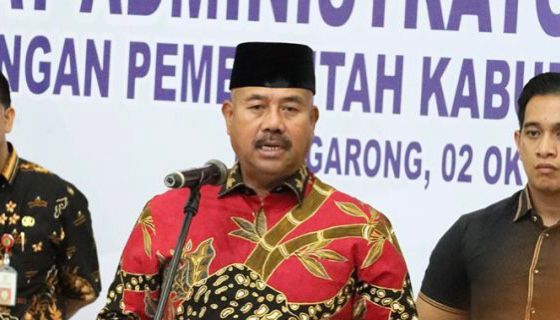 Bupati Kukar Edi Damansyah saat melantik tiga camat di Kukar. (Ist)