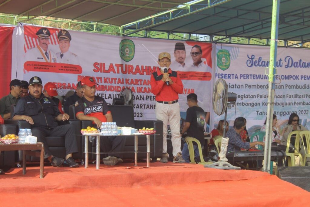 Lurah Mangkurawang Sufiansyah saat mendampingi Bupati Edi Damansyah menyerahkan bantuan. (Ist)