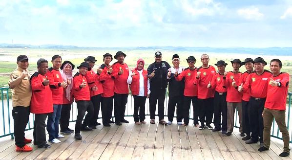 Edi Damansyah bersama para peserta kemah kebangsaan Generasi Muda Lintas Agama. (Ist)