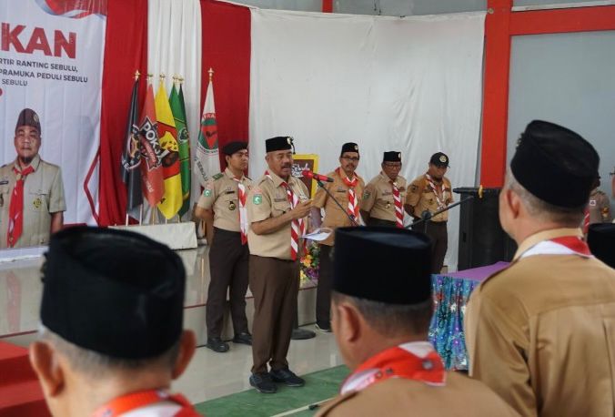Bupati Kukar Edi Damansyah saat melantik pengurus Kwarran Kecamatan Sebulu. (Ist)
