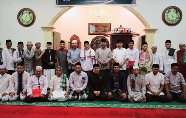 Bupati Kukar Edi Damansyah saat safari subuh sekaligus memberikan bantuan di Masjid Al Ikhlas Tenggarong. (Ist)