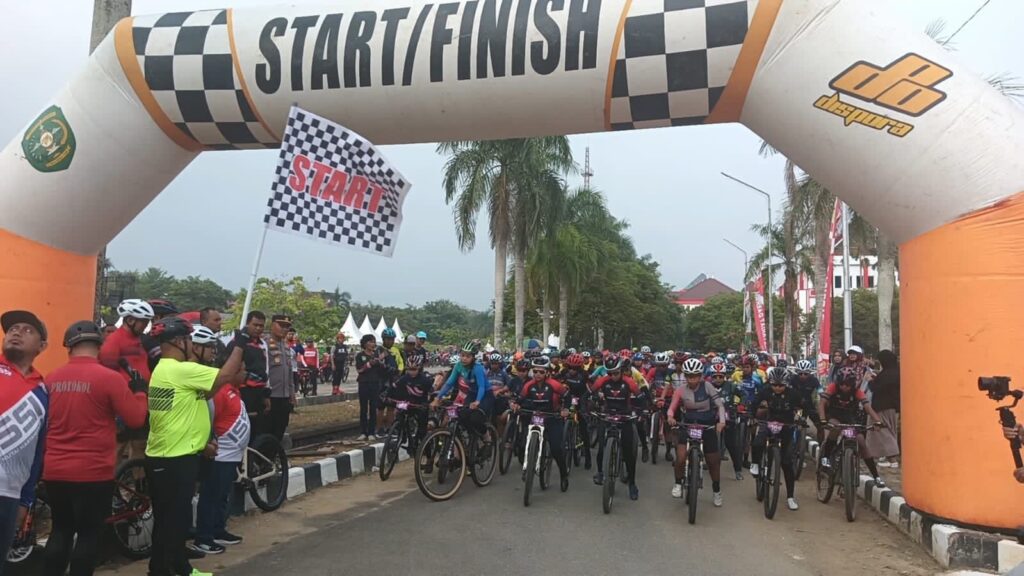 Bupati Kukar Edi Damansyah saat melepas ribuan peserta Jambore MTB Begodak Padang Huma. (Ist)
