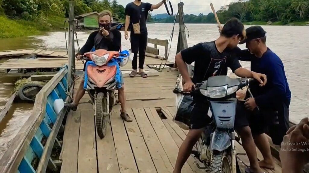 Transportasi air di Desa Tukung Ritan. (Ist)