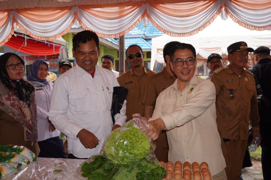 Ketua DPRD Kabupaten PPU, Syahrudin M Noor dalam kegiatan pasar murah di Kantor Kecamatan Babulu. (Ist)