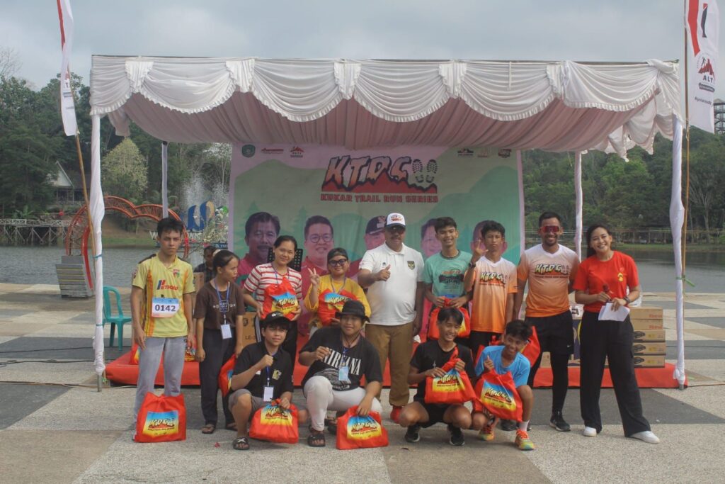 Bupati Kukar Edi Damansyah beserta peserta Kukar Trail Run Series 2. (Ist)