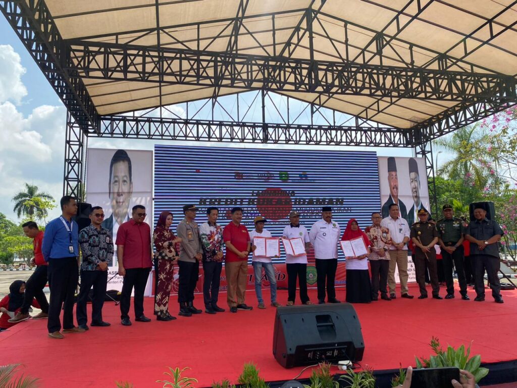 Penyerahan simbolis program KKI kepada perwakilan petani, nelayan, dan pembudidaya ikan di Kukar. (Ist)