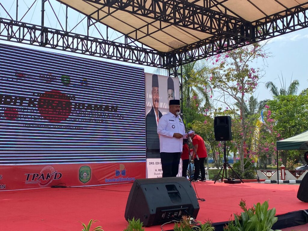 Bupati Edi saat membacakan sambutan. (Ist)
