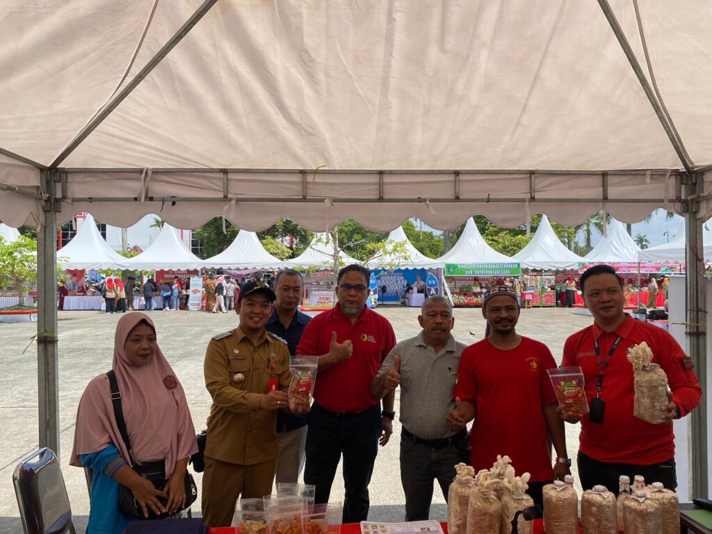 Kepala Disperindag Kukar Arfan Boma Pratama bersama Persatuan Petani Jamur Kaltim. (Ist)