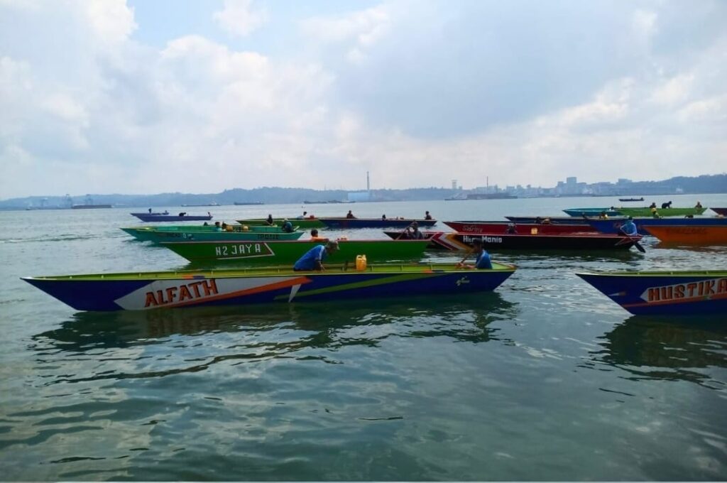 Lomba balapan kapal dompeng yang di gelar di Dermaga Kelurahan Jenebora. (Ist)